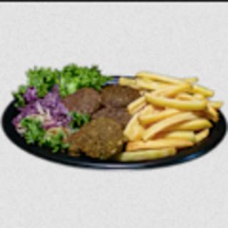 f. Falafel na talerzu.