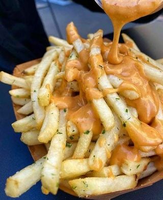 Patatas con salsa chimichurry (ración)