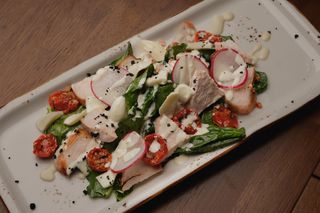 Салат с куриным бедром