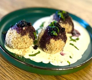 PAPANASI FIERTI CU SMANTANA, DULCEATA DE AFINE, ASEZONATI CU FRUNZE DE MENTA 300G