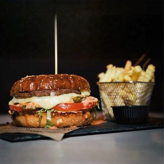 Coco Premium Burger sa pomfritom