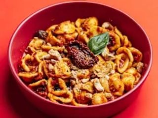 Orecchiette con pomodori secchi, capperi e olive