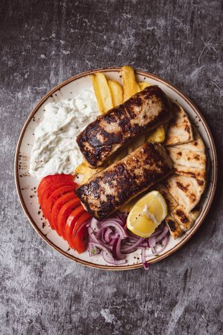 Plato De Bifteki Relleno De Queso