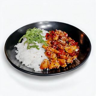 Wok sa povrćem, piletinom i BBQ sosem uz rižu