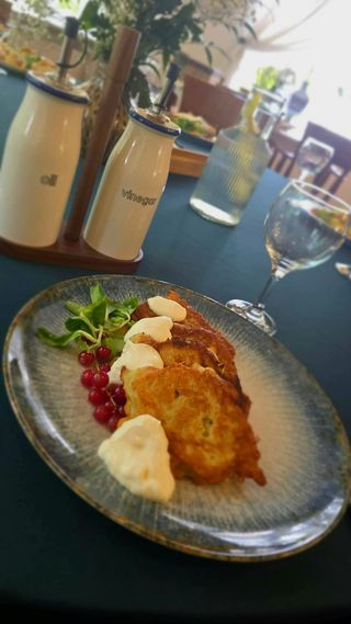 Placki ziemniaczane z pomoćką, boczkiem i cebulą, surówka 4 sztuki