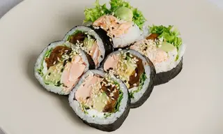 Futomaki łosoś pieczony  -6 szt-