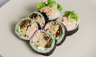 Futomaki łosoś pieczony  -6 szt-