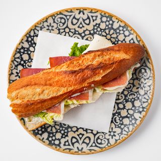 Panin s pršutom i dimljenim sirom