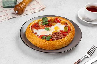 ШАКШУКА С КРАСНОЙ ФАСОЛЬЮ В ЛЕПЕШКЕ