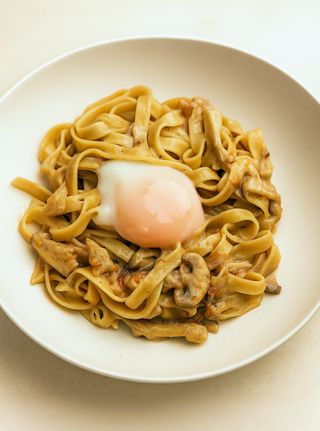 Tagliatelle con salsa de setas, panceta curada y huevo