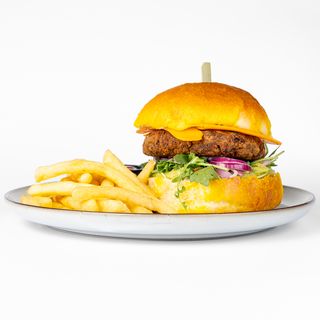 Vegan burger s pomfritom