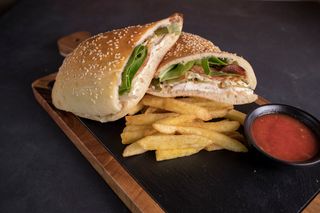 Sendvič sa ćuretinom i pomfrit