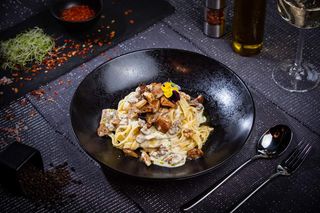 Penne cu hribi, nuci şi sos pesto