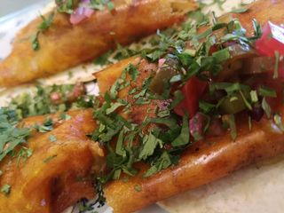 Taco de pollo, costra de queso