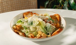 ქათმის სალათი მზეზე გამომშრალი პომიდვრით