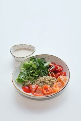 Боул с киноа, семгой и гуакамоле 