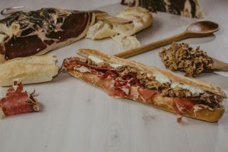 Baguette de jamón serrano con setas y salsa