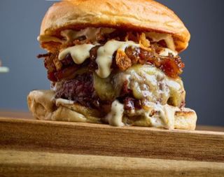 Hamburguesa monstruosa + racion de patatas + bebida