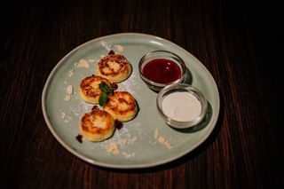 Сирники з ягідним соусом та сметаною