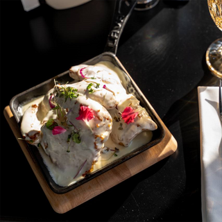 წიწილი შქმერულად თეთრი ნივრიანი სოუსით