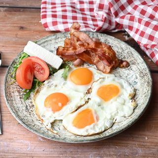 Jaja na oko sa pančetom