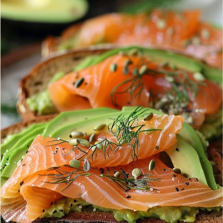 Tostada De Aguacate pisado, salmón ahumado y semillas