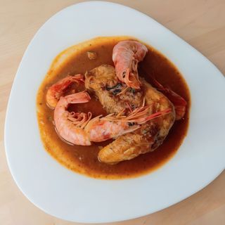 Pollastre guisat  amb gambes (350 G.)