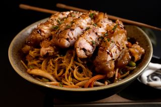 Yakisoba de Pollo brasado salsa teriyaki  (1 Ud.)