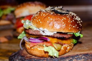 Štorija burger s krumpirićima