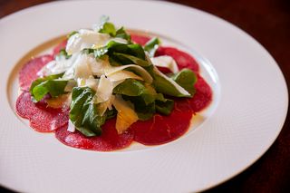 Carpaccio de solomillo de ternera con parmesano