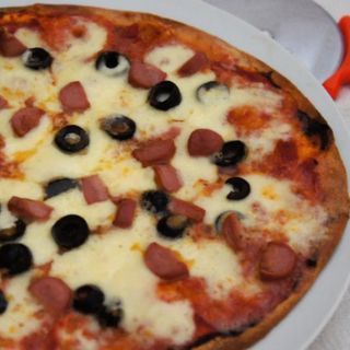 Pizza wurstel e olive