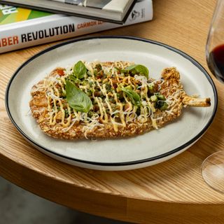 Шніцель зі свинини з українською сальсою та сиром пекоріно (330 г)