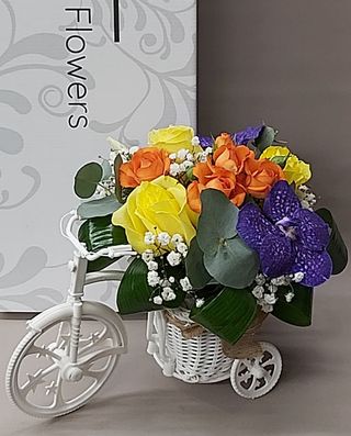 Aranjament floral "Bicicletă  contrast"