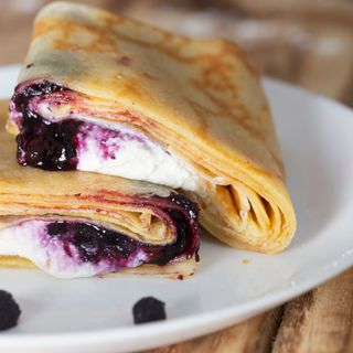 Блинчик с творогом и  черникой