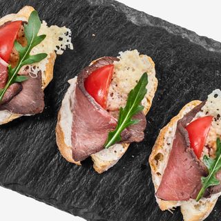 Брускета з ростбіфом та карамелізованою цибулею