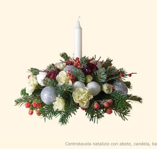 Centro tavola natalizio con decori e fiori freschi con candela