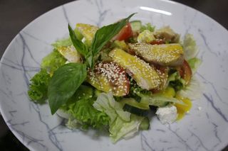 Салат овочевий з куркою гриль та сиром фета (250г) 