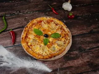 Pizza Cinque formaggi + Coca-Cola