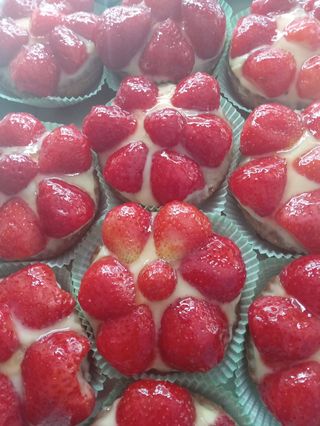 Crostatine con crema  e fragole
