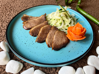 Rață prăjită cu salată de castraveți