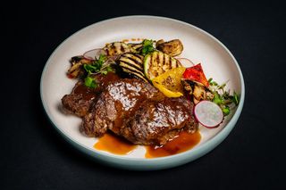 Медальоны из говядины с овощами на гриле 