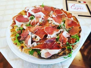 Pizza crudo e rucola