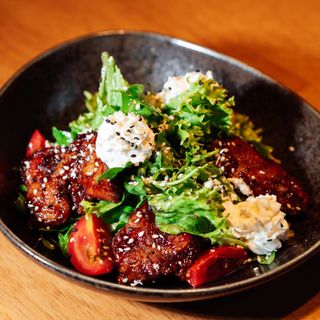 ქათმის ღვიძლის სალათი კარამელიზებული ვაშლით/Chicken liver salad with caramelized apples