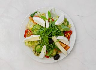 Salata cu Brie crocant