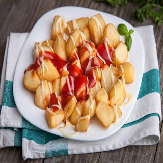 16. Ración De Patatas Bravas