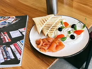 Слабосолений лосось із трюфельним крем-сиром (280г)
