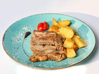 Teleća rebra sa pekarskim krompirom