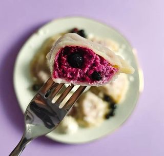 pierogi z twarogiem i czarną porzeczką