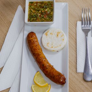 Chorizo con arepa 
