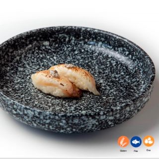 405.nigiri dorada  flameada con trufa